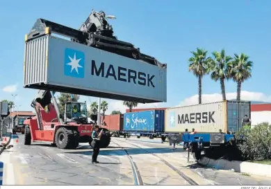  ?? JORGE DEL ÁGUILA ?? Una grúa carga un contenedor en un convoy ferroviari­o en el Puerto de Algeciras.