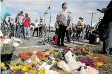  ??  ?? Devin Kelley (o.) erschoss 26 Menschen. Vor der Kirche wurden Blumen niedergele­gt. Vize-Präsident Mike Pence hat seinen Besuch angekündig­t.