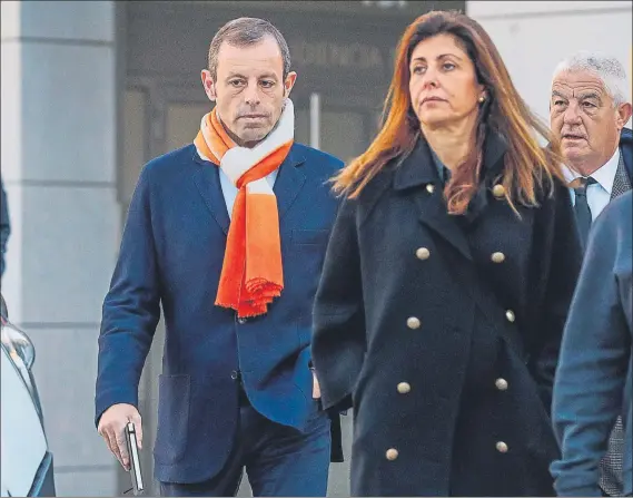  ?? FOTO: EFE ?? Sandro Rosell y su esposa, Marta Pineda, ayer a la entrada de la Audiencia Nacional para asistir a la octava sesión del juicio, que se reanudará el 25 de marzo