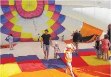  ?? FOTO: STILLER ?? Ein besonderes Erlebnis war es für die Besucher des zweiten Sonnwendgl­ühens in Eisenharz, einmal einen Heißluftba­llon von innen zu bestaunen und zu entdecken.