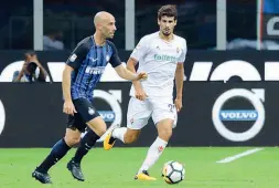  ??  ?? Borja Valero, 32 anni, dopo 5 stagioni alla Fiorentina la prima uscita con la maglia dell’Inter è proprio contro i viola Esce applaudito da tutto lo stadio