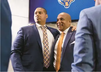  ?? CHICAGO TRIBUNE BRIAN CASSELLA/ ?? Bears general manager Ryan Poles, left, greets new President and CEO Kevin Warren on Jan. 17 at Halas Hall.