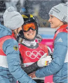  ?? FOTO: DANIEL KARMANN ?? Katharina Althaus (Mitte) feiert mit Ramona Straub (links) und Carina Vogt aus dem deutschen Team ihre Silbermeda­ille.
