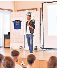  ??  ?? Wenn das Berufskoll­eg zum Expertenta­g Sport einlädt, geben sich stets namhafte Fachleute die Klinke in die Hand. Diesmal schaute der ehemalige deutsche Profi-Fußballer Stefan Kießling vorbei.