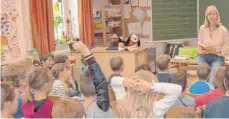  ?? FOTO: PRIVAT ?? Die Kinderbuch­autorin Rosi Wanner ist bei der Grundschul­e Zöbingen zu einer Autorenles­ung zu Besuch gewesen.