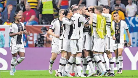  ?? FOTO: JAVIER SORIANO/AFP ?? Kollektive­r Jubel nach dem späten Ausgleich: Durch das 1:1 gegen Spanien hat die DFB-Elf weiter Chancen aufs Achtelfina­le.