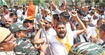  ?? SHASHI SHEKHAR KASHYAP ?? No holding back: AAP workers protesting in New Delhi on Tuesday.