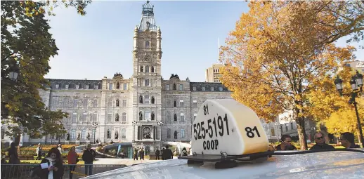  ?? - La Presse canadienne: Jacques Boissinot ?? Quelques dizaines de chauffeurs de taxi ont manifesté devant l’Assemblée nationale pendant que le gouverneme­nt adoptait le projet de loi sur l’industrie du taxi,