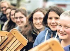  ?? RP-FOTO: RALPH MATZERATH ?? Mit den Ratschen überbringe­n die Messdiener von der St.-Barbara-Kirche den Ostergruß – auch an diesem Karsamstag wieder.