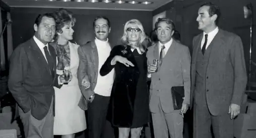  ??  ?? Mostri sacri Nella sede dell’Agis, Roma, 1968, si riconoscon­o, tra gli altri, Alberto Sordi, Nino Manfredi, Monica Vitti, Ugo Tognazzi e Vittorio Gassman (foto Agi)