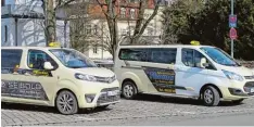  ?? Foto: Gerald Modlinger ?? Solche Großraum Taxis, wie sie gestern am Bahnhof in Landsberg standen, könnten für den Shuttle Service zum Einsatz kommen.