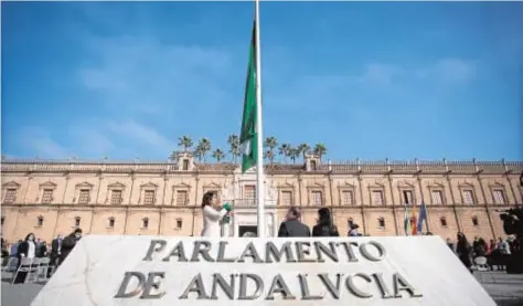  ?? // VANESSA GÓMEZ ?? La presidenta del Parlamento, Marta Bosquet, ayer izando la bandera andaluza