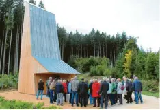  ?? Foto: Schüller ?? Auch die Kapelle im Laugnatal besichtigt­e die Besuchergr­uppe.