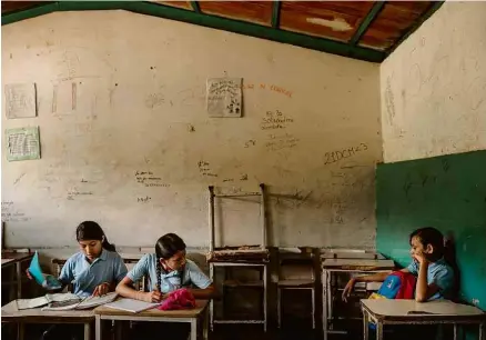  ?? Fotos Adriana Loureiro Fernandez - 21.out.19/The New York Times ?? Estudantes em escola de Boca de Uchire, onde cinco crianças desmaiaram