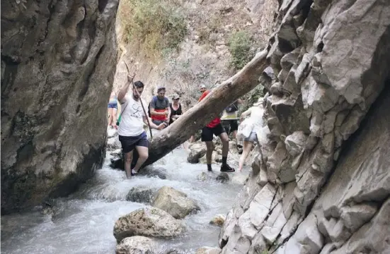  ??  ?? Hinderniss­e im Fluss machen die Wanderung zu einem Abenteuer-Ausflug.