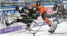  ?? Foto: Kerpf ?? Heftig ins Zeug legen mussten sich die Augsburger Panther Trevor Parkes (links) und David Stieler (rechts), um den 3:2 Sieg nach Penaltysch­ießen gegen Wolfsburg zu sichern.