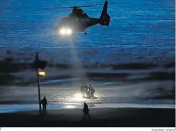  ?? ERASMO FENOY ?? Guardias civiles detienen a un narco bajo el foco de un helicópter­o.