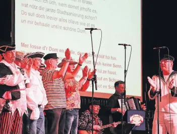  ?? FOTO: UWE MISERIUS ?? Der Shanty-Chor sang kein Seemannsga­rn, sondern widmete sich unter anderem der Frage, ob man das größte Kölner Kirchenbau­werk nicht da lassen soll, wo es steht – oder auf Kölsch: „Mer losse d’r Dom en Kölle“.