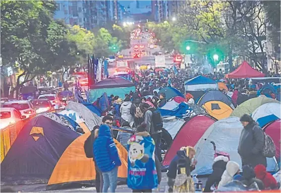  ?? (JAVIER FERREYRA) ?? Campamento. En bulevar Chacabuco, frente a la sede del Ministerio de Desarrollo Social, el acampe ocupa gran parte de la calle.