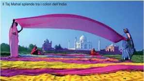  ??  ?? Il Taj Mahal splende tra i colori dell’India