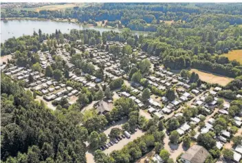  ?? FOTO: ROLF RUPPENTHAL ?? Die ganzjährig betriebene­n Campingplä­tze am Bostalsee und in Losheim (unser Foto) sind die beliebtest­en im Saarland. Insgesamt weist die Statistik derzeit 23 Campingplä­tze in unserer Region auf.