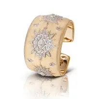  ??  ?? Middle Buccellati Sterlizia cuff with Buccellati cut diamond centre