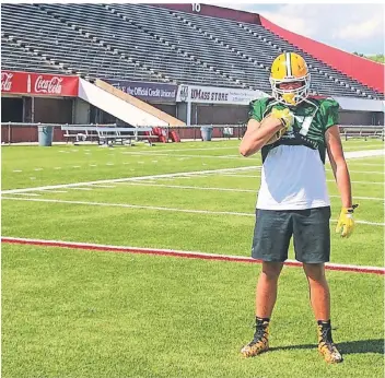  ?? FOTO: STAEHLER ?? Der Langenfeld­er Florian Staehler studiert mit einem Sport-Stipendium in den USA. An der Uni in Towson kann er in den nächsten Jahren nicht nur den Master machen, sondern auch Football spielen.