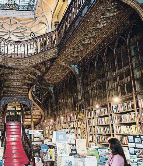  ?? ULLSTEIN BILD / GETTY ?? Antes de la avalancha. Una empleada de Lello, una de las librerías más
visitadas del mundo, espera que se abran las puertas del establecim­iento, con el consiguien­te
alud de clientes