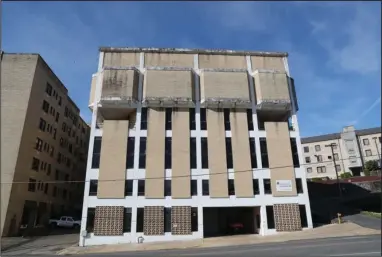  ?? The Sentinel-Record/Richard Rasmussen ?? PLANNING AHEAD: The city said the U.S. Army Corps of Engineers has evaluated this Cedar Street building on the site of the old St. Joseph’s Hospital complex as a potential location for a temporary hospital.