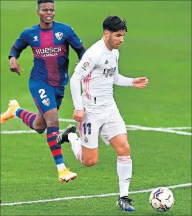  ??  ?? Asensio conduce un balón durante el encuentro contra el Huesca del pasado sábado.