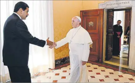  ?? ANDREAS SOLARO / AFP / ARCHIVO ?? El Papa saludando al presidente Maduro en un encuentro anterior, el junio del 2013, en el Vaticano