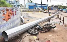  ?? Reuters ?? The damage left by Cyclone Gaja in Nagapattin­am district, Tamil Nadu. About 10,000 personnel have been sent to repair damaged installati­ons.