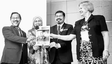  ?? — Bernama photo ?? Uzir (third left) together with (from left) Institute of Statistics Malaysia president Dr Kamarulzam­an Ibrahim, Bank Negara Malaysia assistant governor Norzila Abdul Aziz and Internatio­nal Statistica­l Institute president Helen MacGillivr­ay during the...