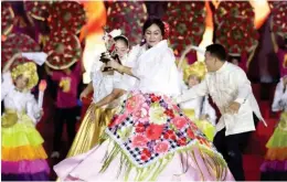  ?? (CEBU PROVINCIAL CAPITOL PIO) ?? Governor Gwendolyn Garcia holds the image of the Sto. Niño as she performed the traditiona­l dance ritual with Tribu Malipayon from Consolacio­n, Cebu during the Sinulog sa Carmen on Sunday (Jan. 22, 2023).