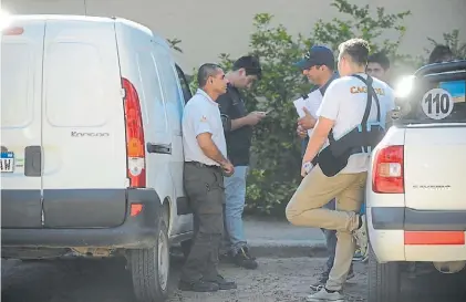  ??  ?? Testimonio­s. La Policía, ayer, luego del golpe comando. De espaldas, uno de los empleados asaltados.