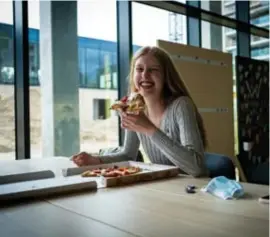  ?? FOTO SVEN DILLEN ?? Jolien Henkens (19) zit op kot in de kapertoren van Upkot.