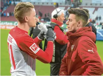  ?? Foto: Ulrich Wagner ?? Wenn Philipp Max (links) mit dem FC Augsburg und Erik Thommy (rechts) mit dem VfB Stuttgart aufeinande­rtreffen, muss die Freundscha­ft für 90 Minuten ruhen. Am Samstag um 15.30 Uhr ist es wieder so weit.