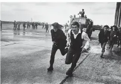  ?? FOTOS: VOLKER KRÄMER/REPROS: ANDREAS KREBS ?? Wasserwerf­er-Einsatz bei der Ankunft der Rolling Stones am Düsseldorf­er Flughafen, 1965.