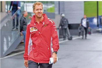  ?? FOTO: NEUBAUER/DPA ?? Unheilvoll­e Symbolik? Dunkle Wolken und kalter Nieselrege­n empfingen Ferrari-Pilot Sebastian Vettel bei seiner Ankunft in Österreich. Der Formel-1-Star erschien zum Grand Prix in Spielberg trotzdem mit guter Laune.