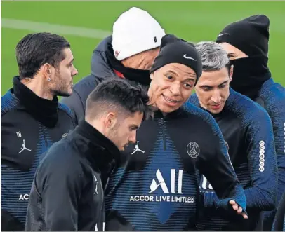  ??  ?? Mbappé, durante el entrenamie­nto celebrado ayer por el PSG, rodeado por Icardi, Sarabia y Di María.