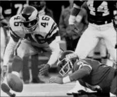  ?? G. PAUL BURNETT — THE ASSOCIATED PRESS FILE ?? The Eagles’ Herman Edwards pounces on the ball fumbled by New York Giants quarterbac­k Joe Pisarcik during a game in East Rutherford, N.J. Edwards scored on the play. The Eagles won 19-17.