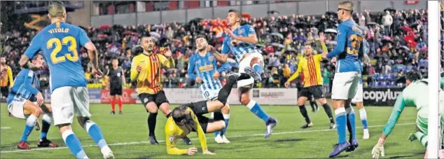  ??  ?? ARREÓN FINAL. El Sant Andreu no sólo no acusó la suma de minutos sino que apretó al Atleti al final con tres ocasiones seguidas. En la foto la última, la de Villar.