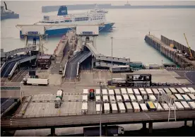  ?? AFP ?? Controlli pragmatici.
Autocarri in attesa di imbarcarsi al porto britannico di Dover