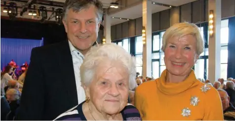  ??  ?? Betty Heider feierte beim Seniorenna­chmittag der Stadt Bobingen ihren 90. Geburtstag. Dazu gratuliert­en Bürgermeis­ter Bernd Müller und Mary Falkenberg (rechts).