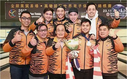  ??  ?? By TAN MING WAISuper show: The men’s team (back row, from left) Syafiq Ridhwan Abdul Malek, Tun Hakim Tun Hasnul Azam, Timmy Tan, Adrian Ang and Alex Liew; (front row, from left) Maradona Chok, Holloway Cheah, Rafiq Ismail and Ben Heng celebrate their best ever medal haul of two golds at the Men’s World Championsh­ips in Hong Kong yesterday.