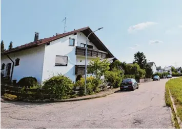  ?? Foto: Angela Häusler ?? Anwohner sind sich sicher: In diesem Haus an der Herbartstr­aße in Wullenstet­ten soll eine gewerblich­e Klinik für Intensivpf­lege entstehen. Sie befürchten dadurch mehr Verkehr und weniger Lebensqual­ität.