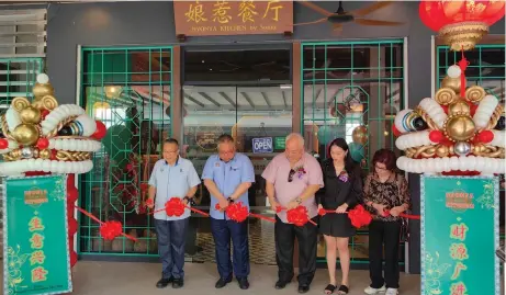  ?? ?? (From left) Wee, Tiong, John, Lee and Yong cut the ribbon to officiate the grand opening of Nyonya Kitchen by Sonia.