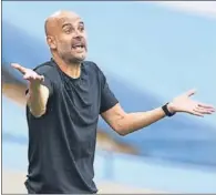  ??  ?? Guardiola da instruccio­nes en un partido del City.