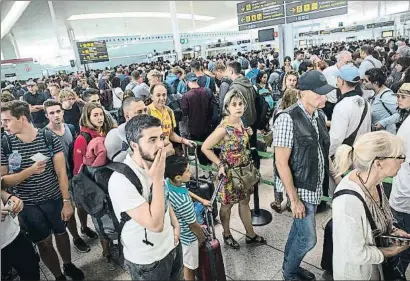  ?? ANA JIMÉNEZ ?? La sinuosa fila d’accés als filtres és un obstacle que han de superar tots els viatgers