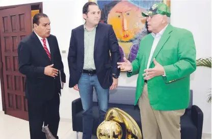  ?? GLAUCO MOQUETE/LISTÍN DIARIO ?? Miguel Franjul, director del Listín Diario conversa con José Mallén y José Mallén Calac, presidente y gerente general del equipo campeón Estrellas Orientales que conquistó la corona en el béisbol dominicano.